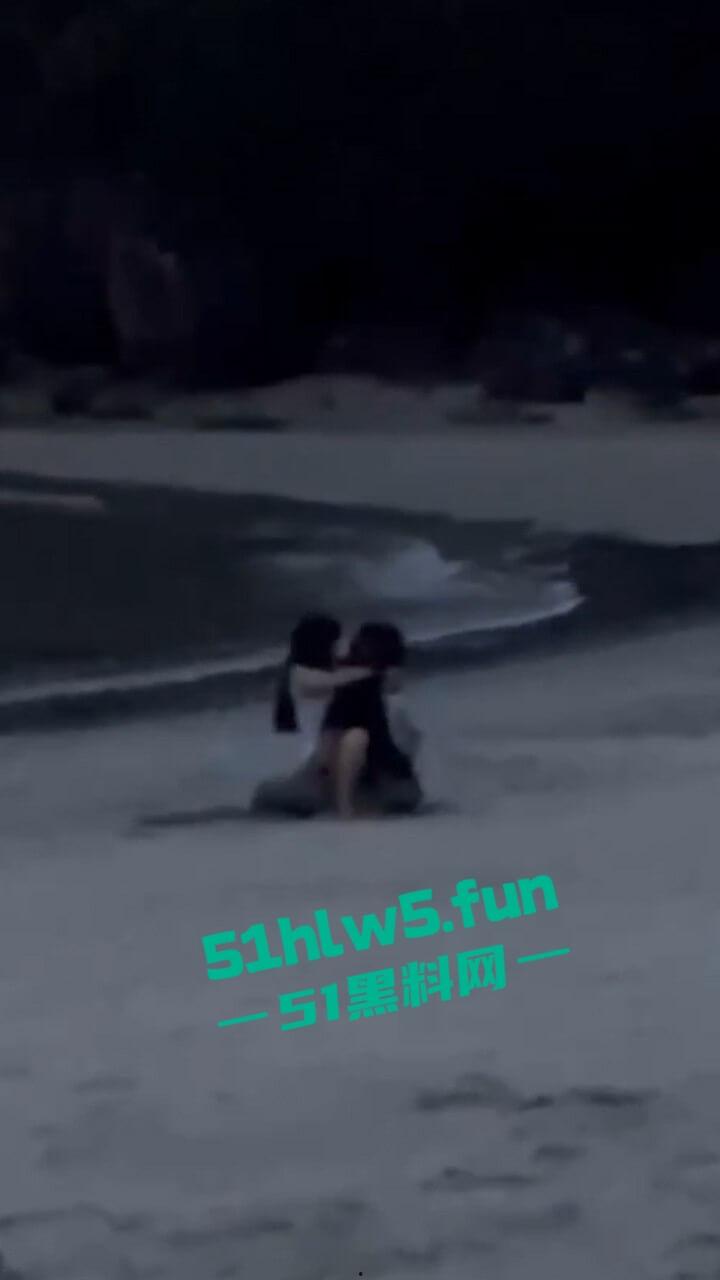 越南岘港仙沙港海滩，一对中国情侣在岘港仙沙港海滩骑乘做爱，现场公狗腰耸动激烈异常引发热议。-5