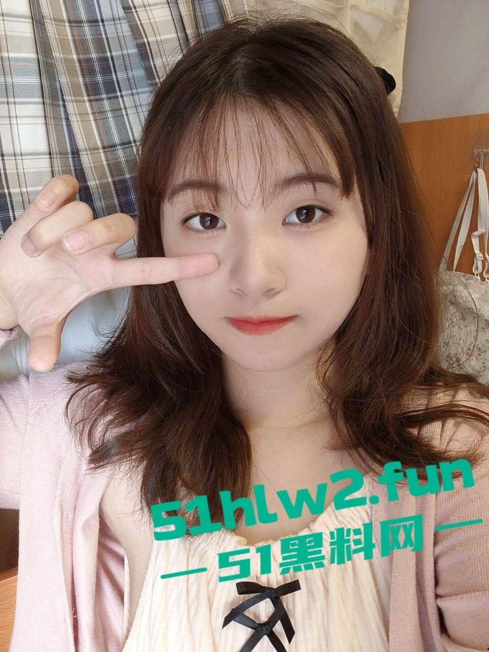 江苏师范【刘思瑞】贫乳白嫩反差婊，背着男友约啪当狗超爱偷情被陌生人操的快感，被男友发现后曝光。-5