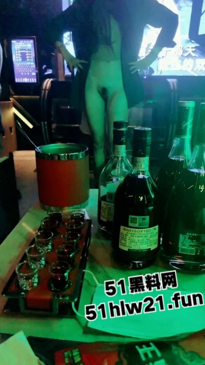 爆料不知名地下KTV淫乱尺度十级打码，坐台小姐大方摸奶抠逼光着屁股漏毛嬉戏。-1