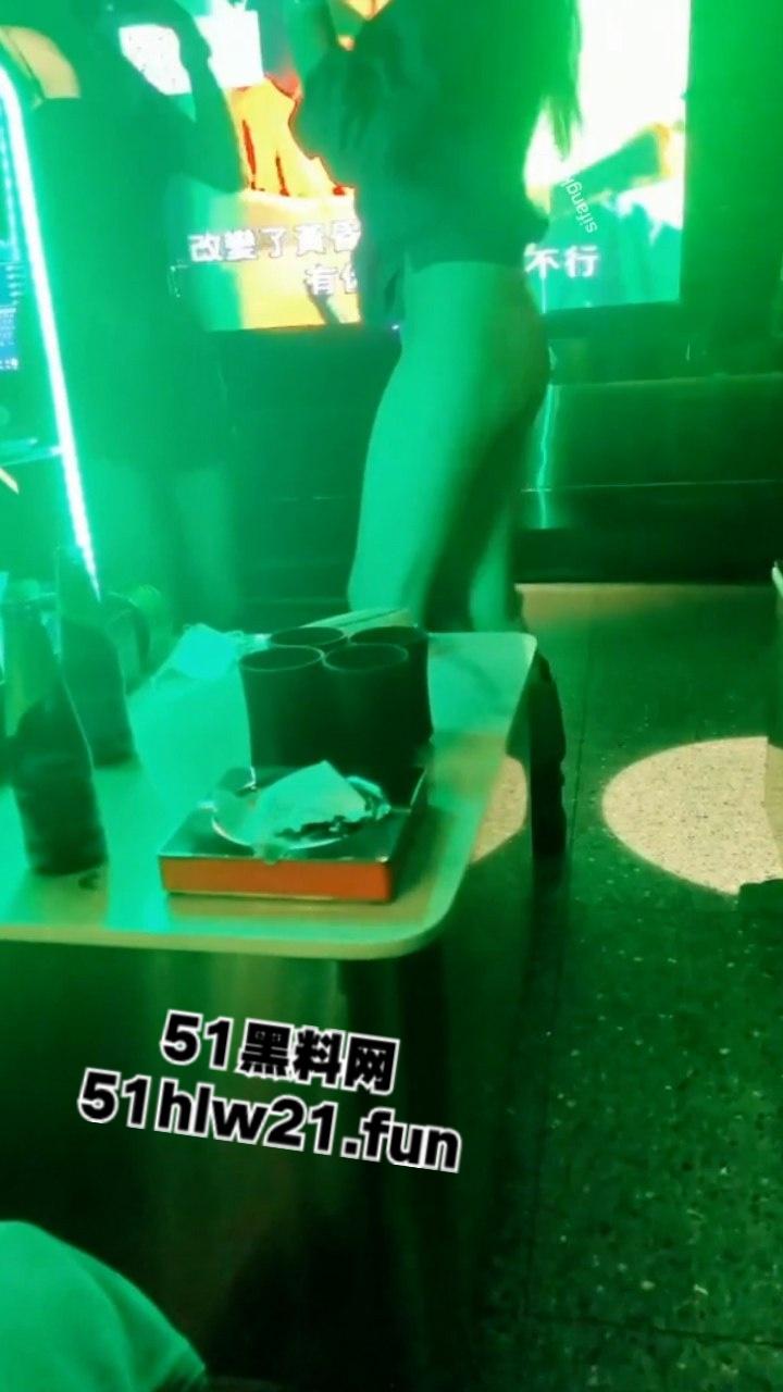 爆料不知名地下KTV淫乱尺度十级打码，坐台小姐大方摸奶抠逼光着屁股漏毛嬉戏。-3