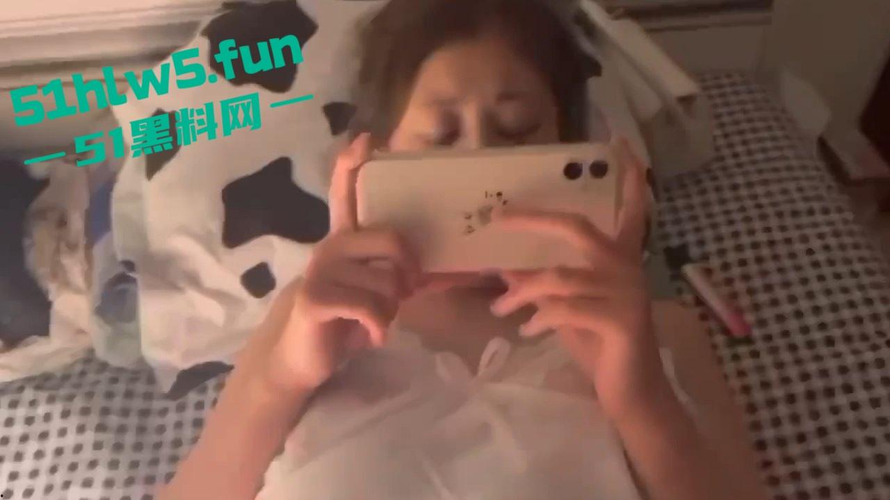 郑州师范学院【王悦 】模特身材性感御姐，表面高冷一边玩手机麻将被男友操，录下做爱视频曝光。-3