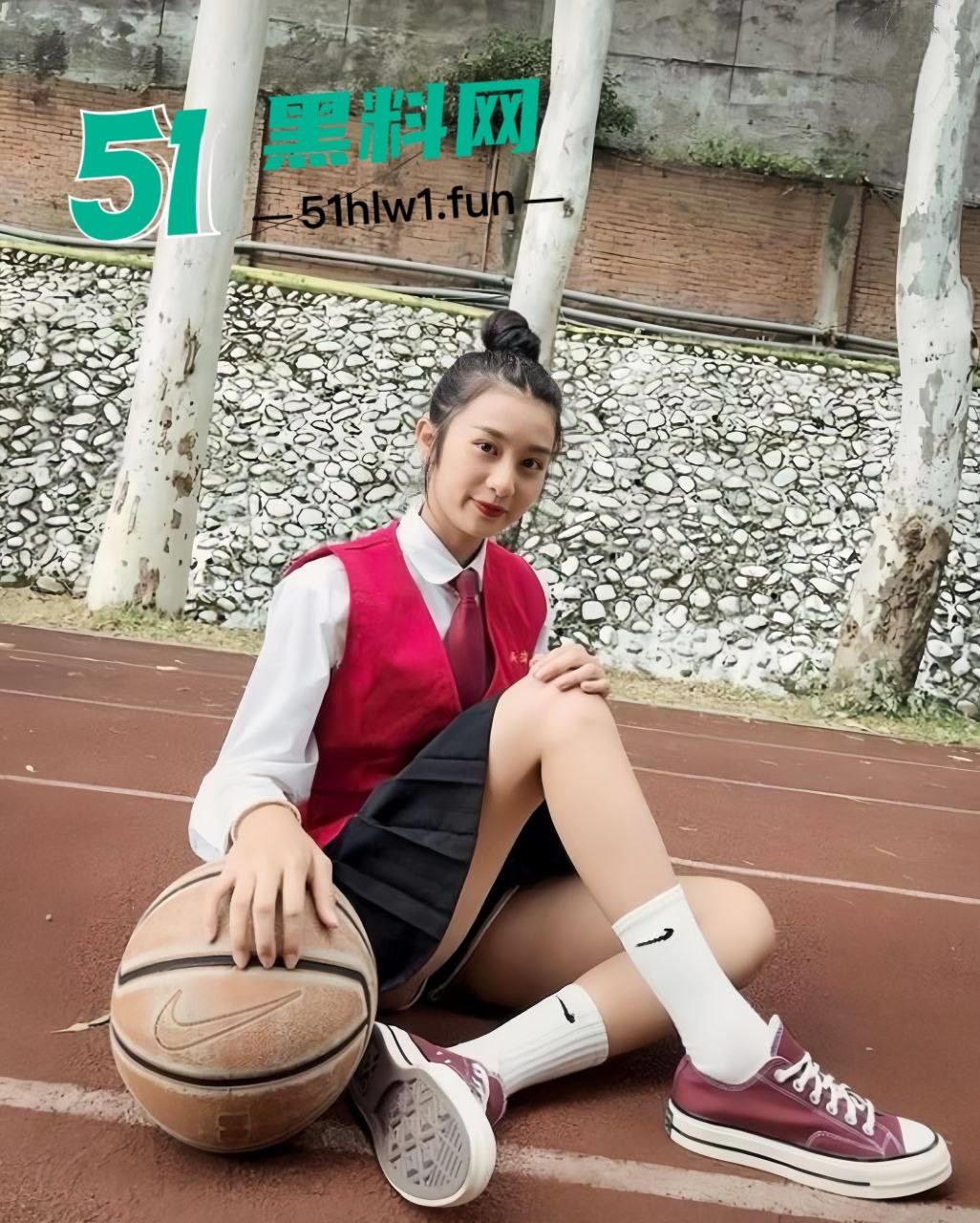 台湾亚洲小姐参赛者【昊淯婷】超高颜值长腿女神，表面女神私下骚货为勾引金主宿舍自慰自拍视频流出。-3