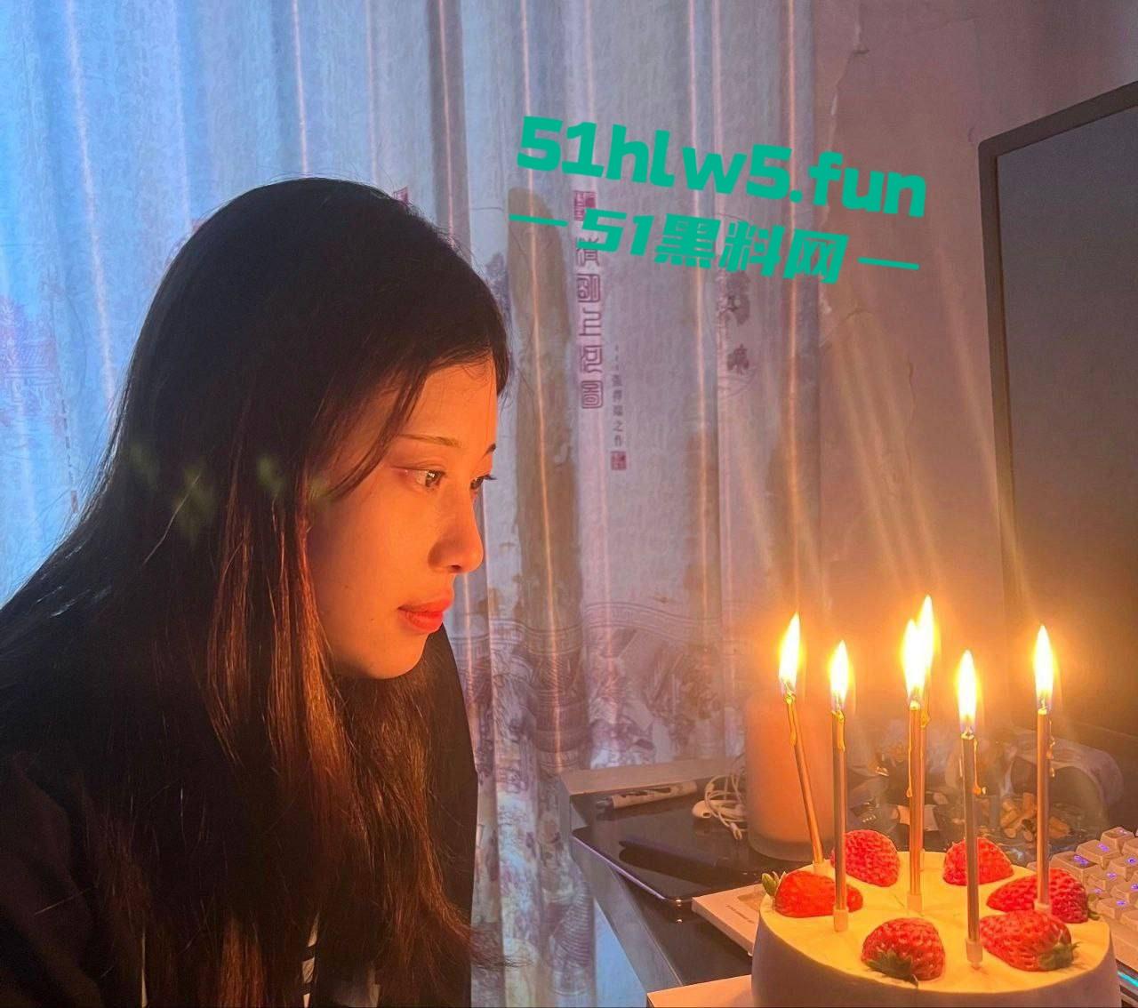 郑州师范学院【王悦 】模特身材性感御姐，表面高冷一边玩手机麻将被男友操，录下做爱视频曝光。-9