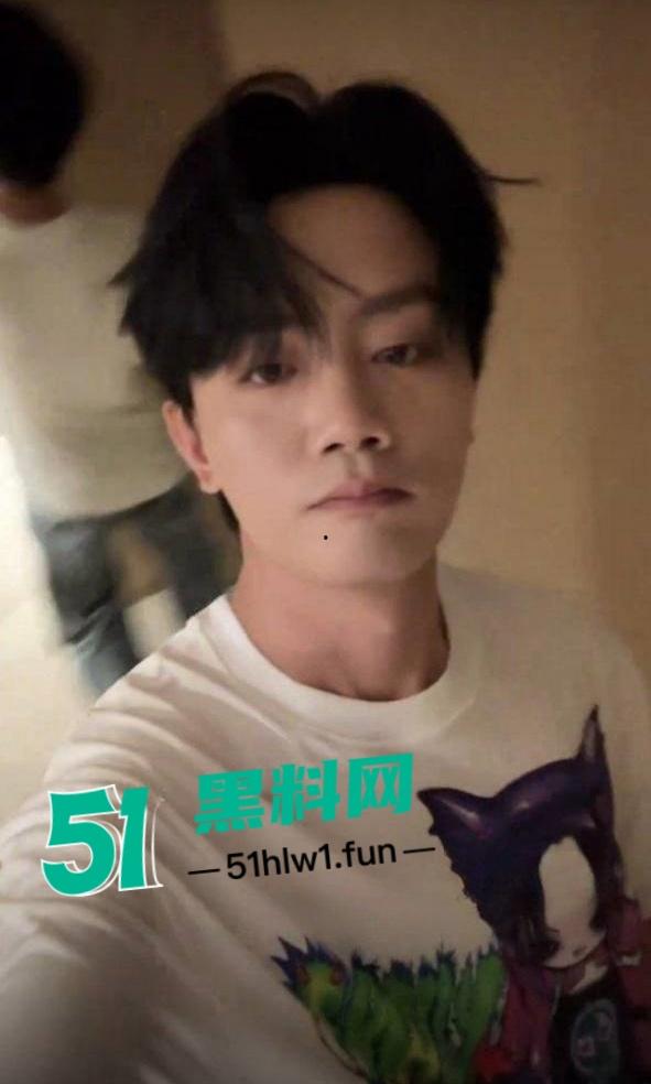 抖音一曲成名歌手【哪里都是你】的主唱【队长YoungCaptain】婚内出轨与粉丝约炮被曝光。-1