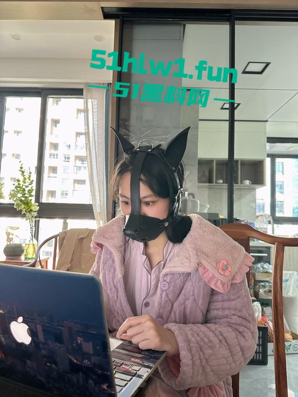 西安人妻【赵雪莹】玩反差，颜值骚妻被调教成乖母狗，狗链嘴套配扩嘴器玩到顶，母狗模式开到底！-9