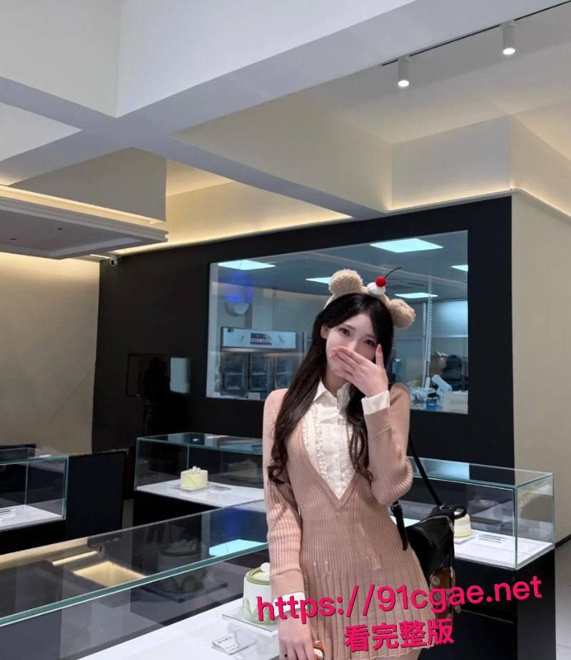 姐弟乱伦视频流出 爸妈上班家里没人，淫荡高三姐姐勾引弟弟口爆啪啪，最后被弟弟内射-1