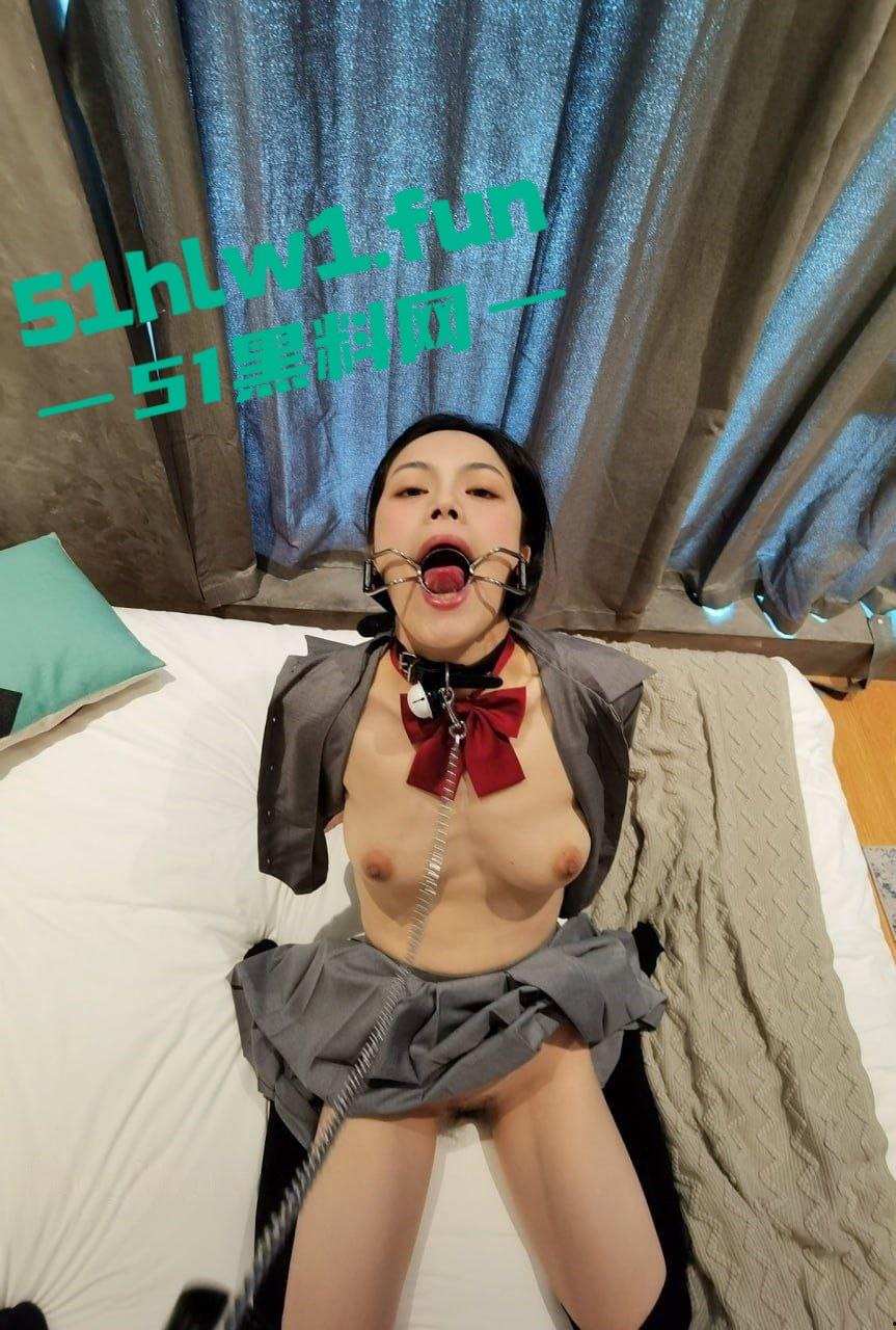 西安人妻【赵雪莹】玩反差，颜值骚妻被调教成乖母狗，狗链嘴套配扩嘴器玩到顶，母狗模式开到底！-11