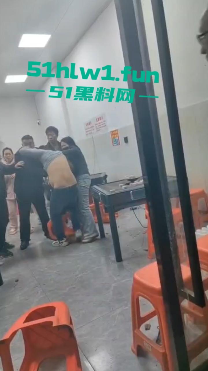 臭棋篓子太没牌品！男子打麻将被自摸胡牌 记恨对家没有碰 愤而打砸麻将馆！-5