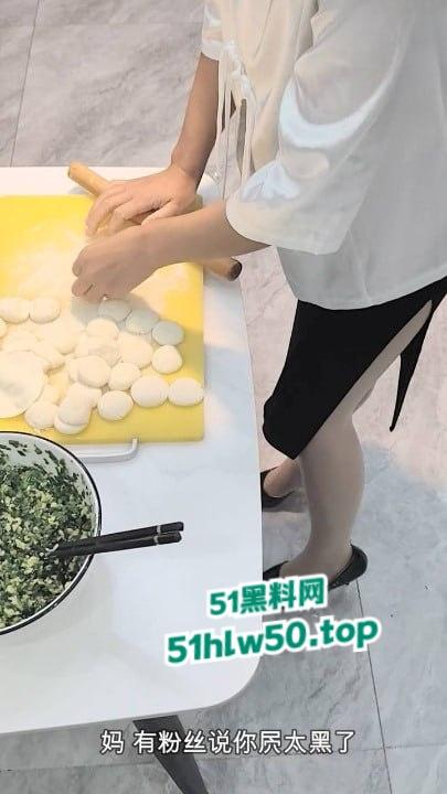 乱伦系列之母子，单身骚妈微博发亲吻照宣示亲儿使用权，居家做爱后入肥臀边包饺子边授精。-7