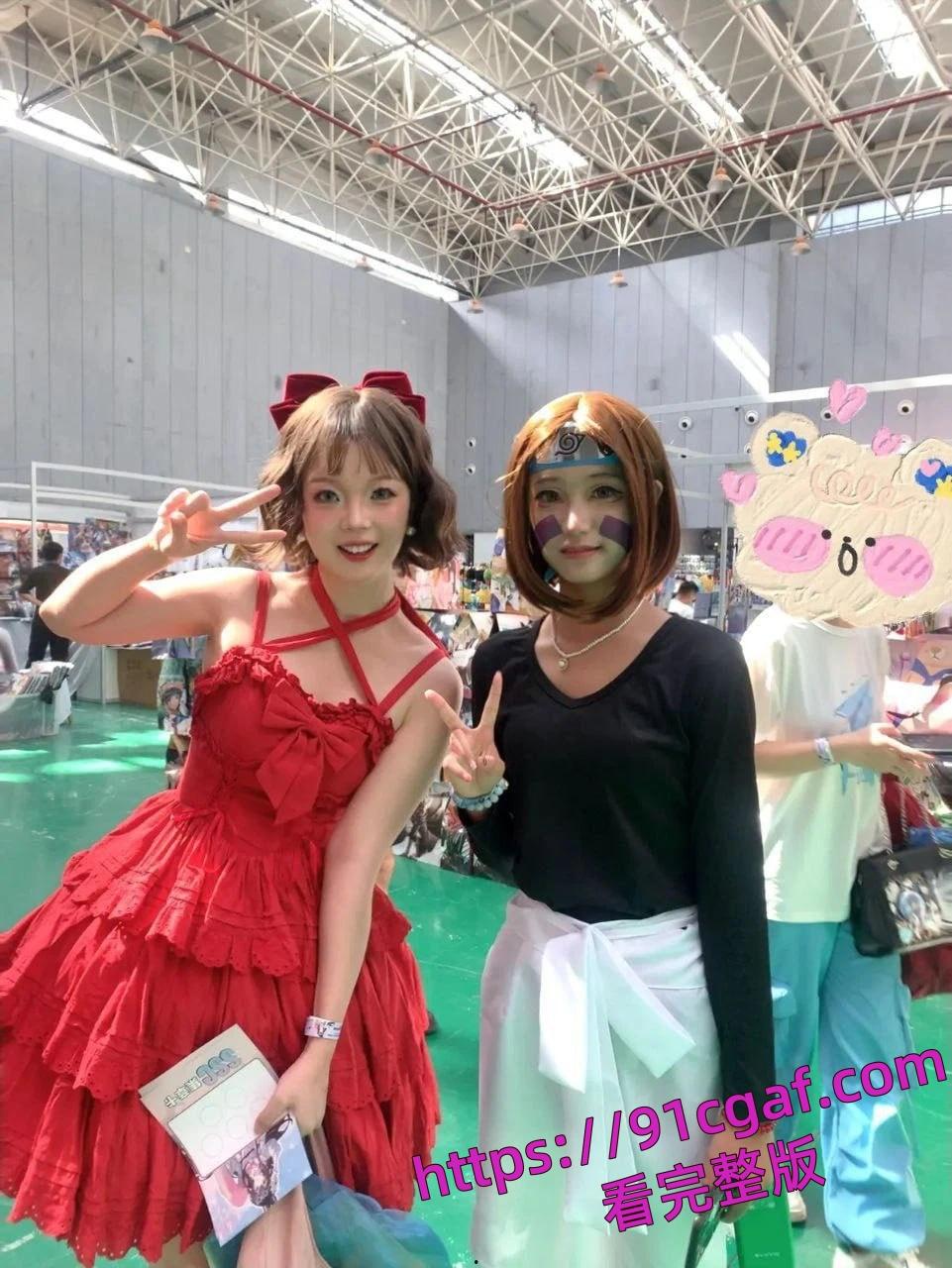 24 岁骚货新娘背地里就是一个骚逼母狗，结婚前一夜还和炮友穿着婚纱交流！-6