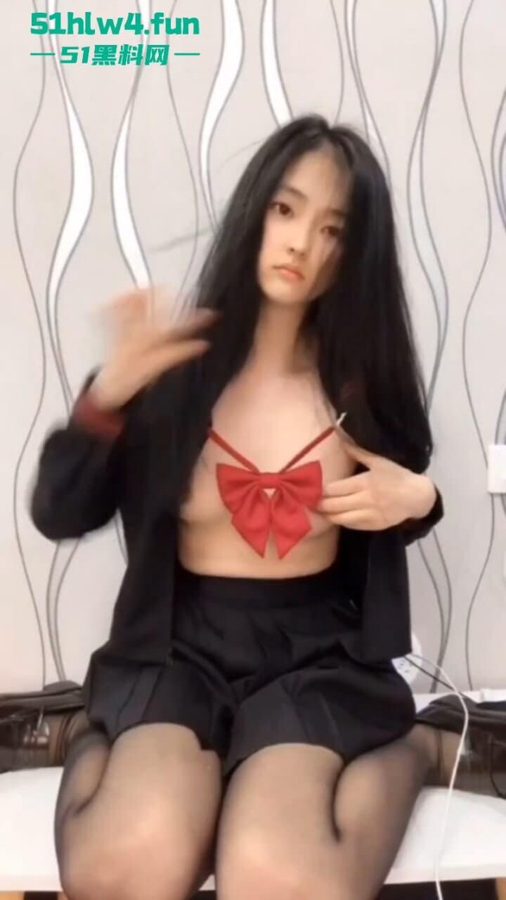 四川宜宾学院学生妹【卢文倩】兼职卖小片，绝美粉鲍自慰抠逼淫水流泄如雨的样貌外漏。-4