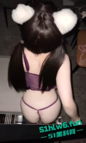 抖音30万粉美少女萝莉【曼萝】大尺度福利视频，小野猫穿肚兜玩弄巨乳假阳具镜前发骚自慰。-3