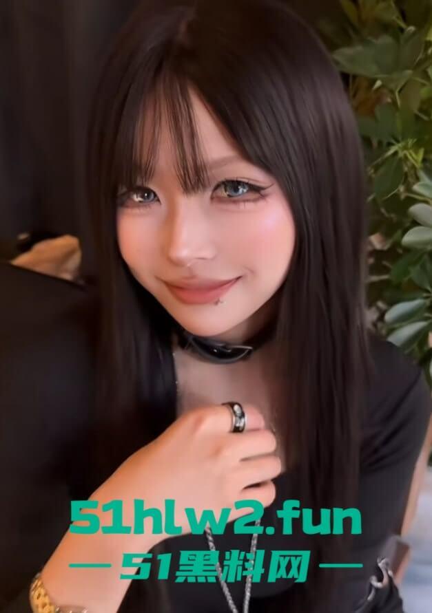 苏州美术学院爱cos的精神妹【方可儿】情趣黑丝白丝各种诱惑榨精，后怼撞击炮台骚贱淫叫！-4