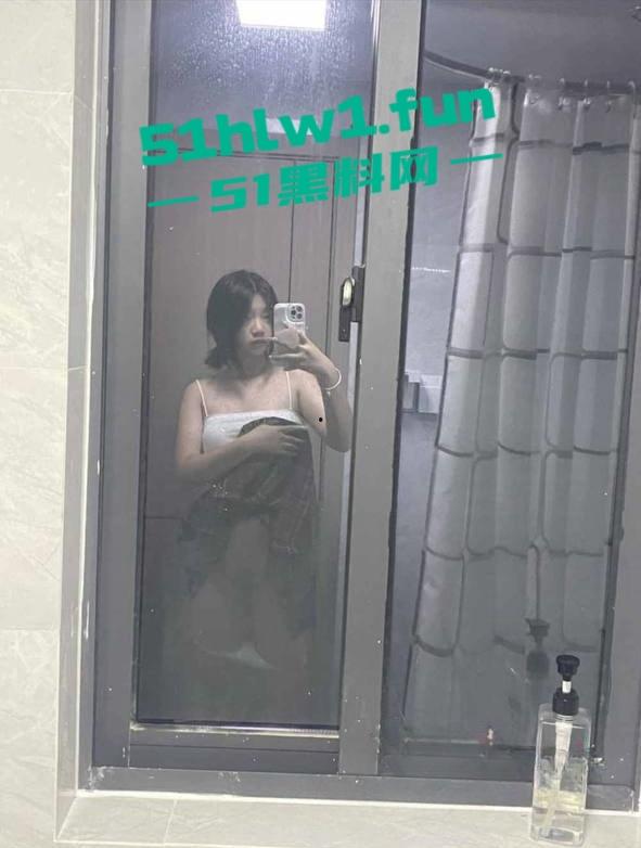 杭州师范大学大一学妹【赵乐妍】勾搭网友被调教成乖巧小母狗，大量淫照和视频泄密流出。-8