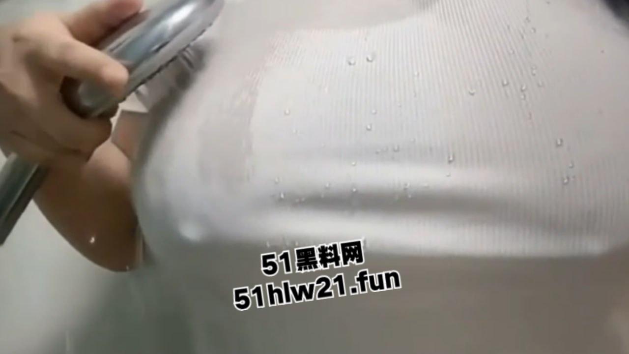 湖北抖音网红【丫丫有肉】身材超傲人的骚母狗，直播时各种走光露点，看着这骚逼是故意的啊。-2