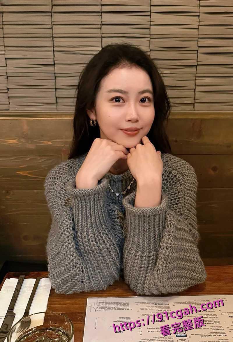 天津男子查看妻子行车记录仪 竟意外发现老婆与孩子老师出轨约炮 车内各种激吻调情-3