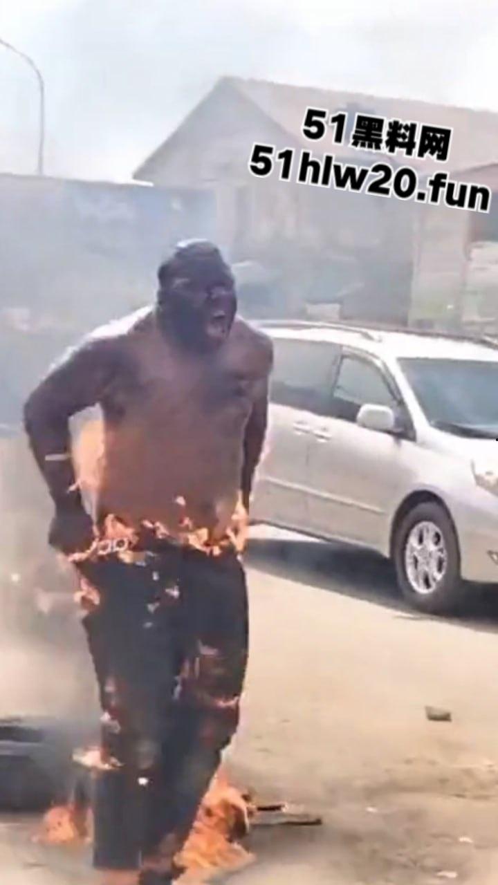 尼日利亚私刑现场，暴徒试图抢夺三轮车失败围观群众拒绝报警，改用私刑套轮胎烧人现场视频曝光。-5