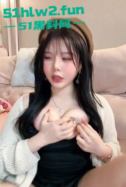 超美主播【猪猪侠 】彻底沦陷 从擦边主播到色情黄播 用震动笔自慰到高潮 淫水潮喷湿透床单！-3