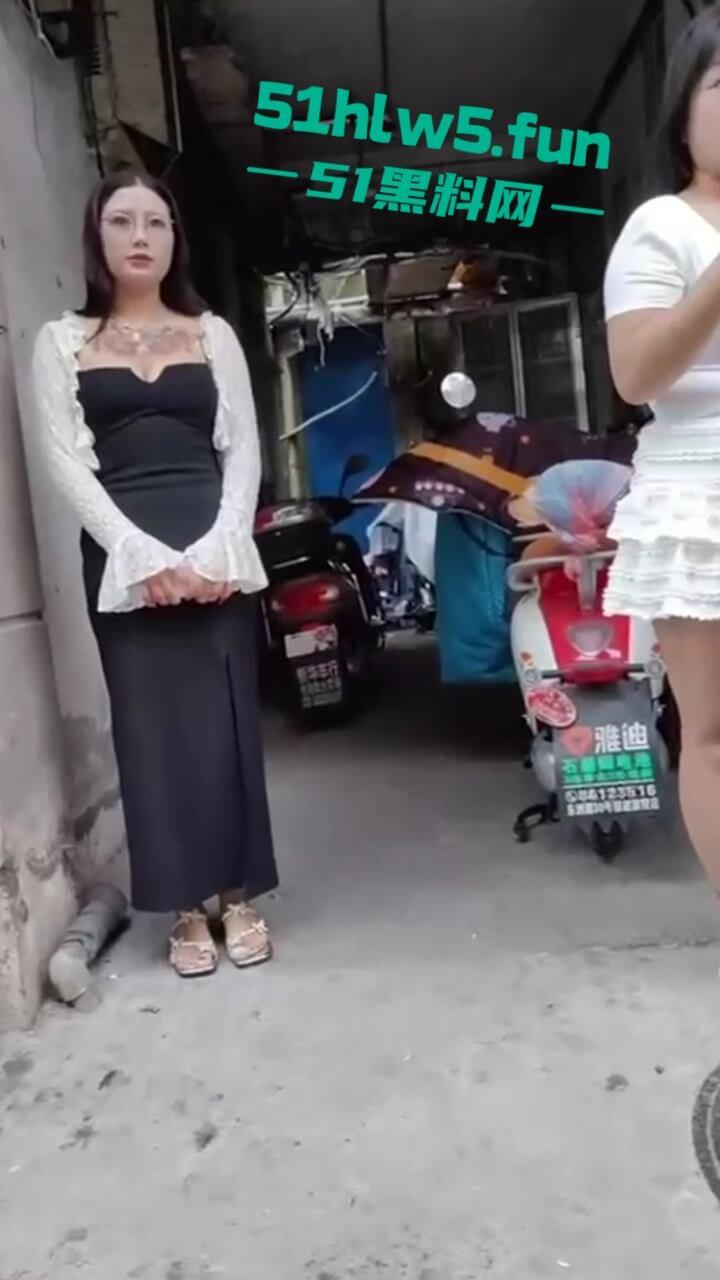 东莞又开始玩活了，偷拍小巷站街女骚妇少女应有尽有，消息称150起步就能操已帮瓜友们踩好点。-3