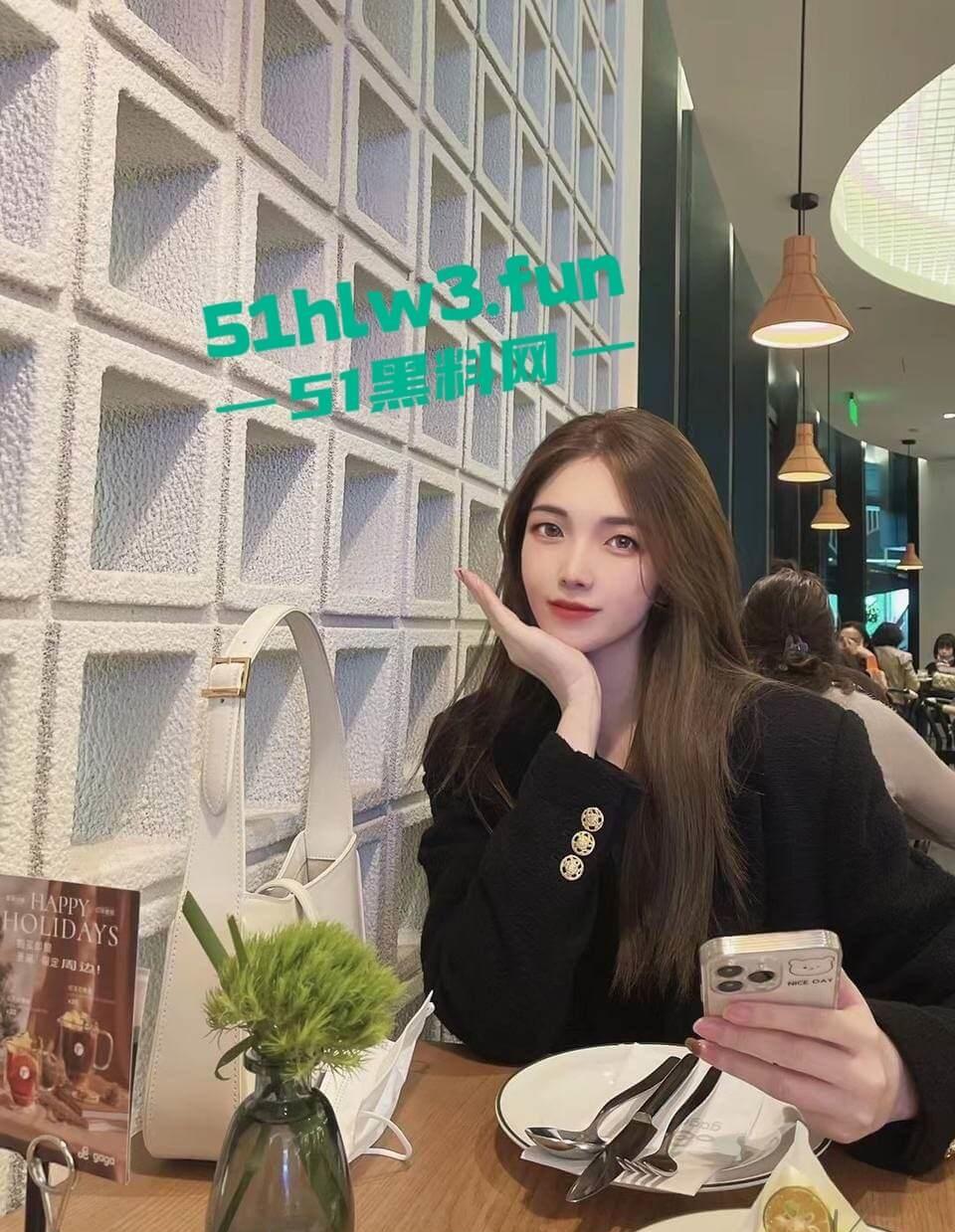 长腿颜值尤物【孙梦瑶】超模身材性感女神，大奶翘臀腿长逆天被主人各种调教私拍视频流出。-5