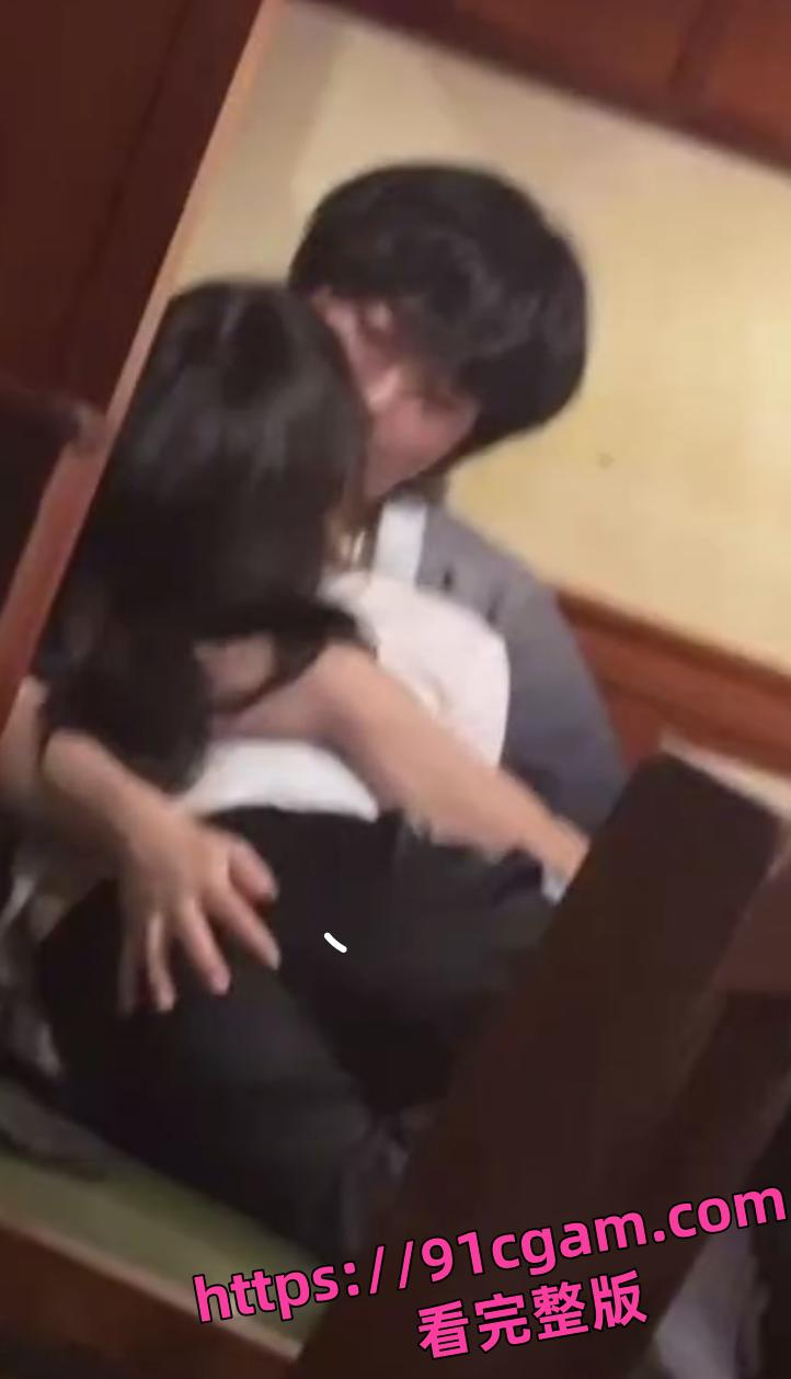 青岛呱呱叫冰淇淋店惊爆！小情侣店内互扣，视频流出全网炸锅！-1