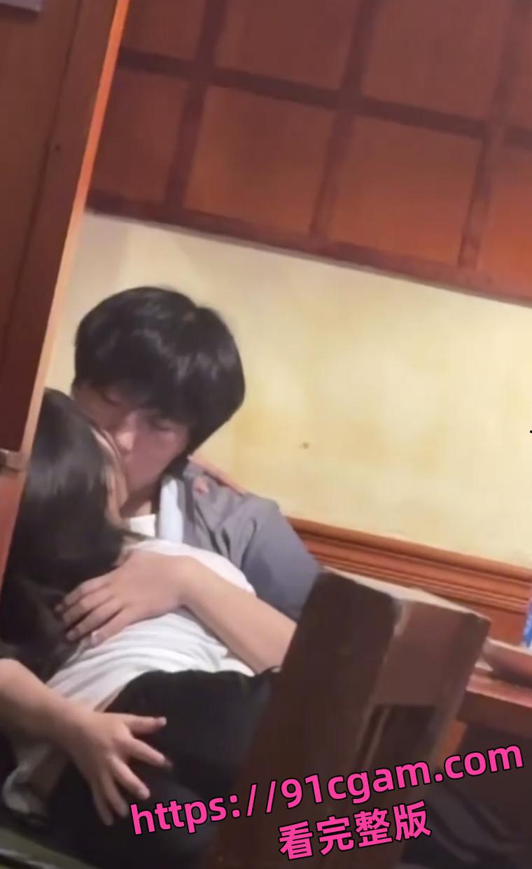 青岛呱呱叫冰淇淋店惊爆！小情侣店内互扣，视频流出全网炸锅！-4