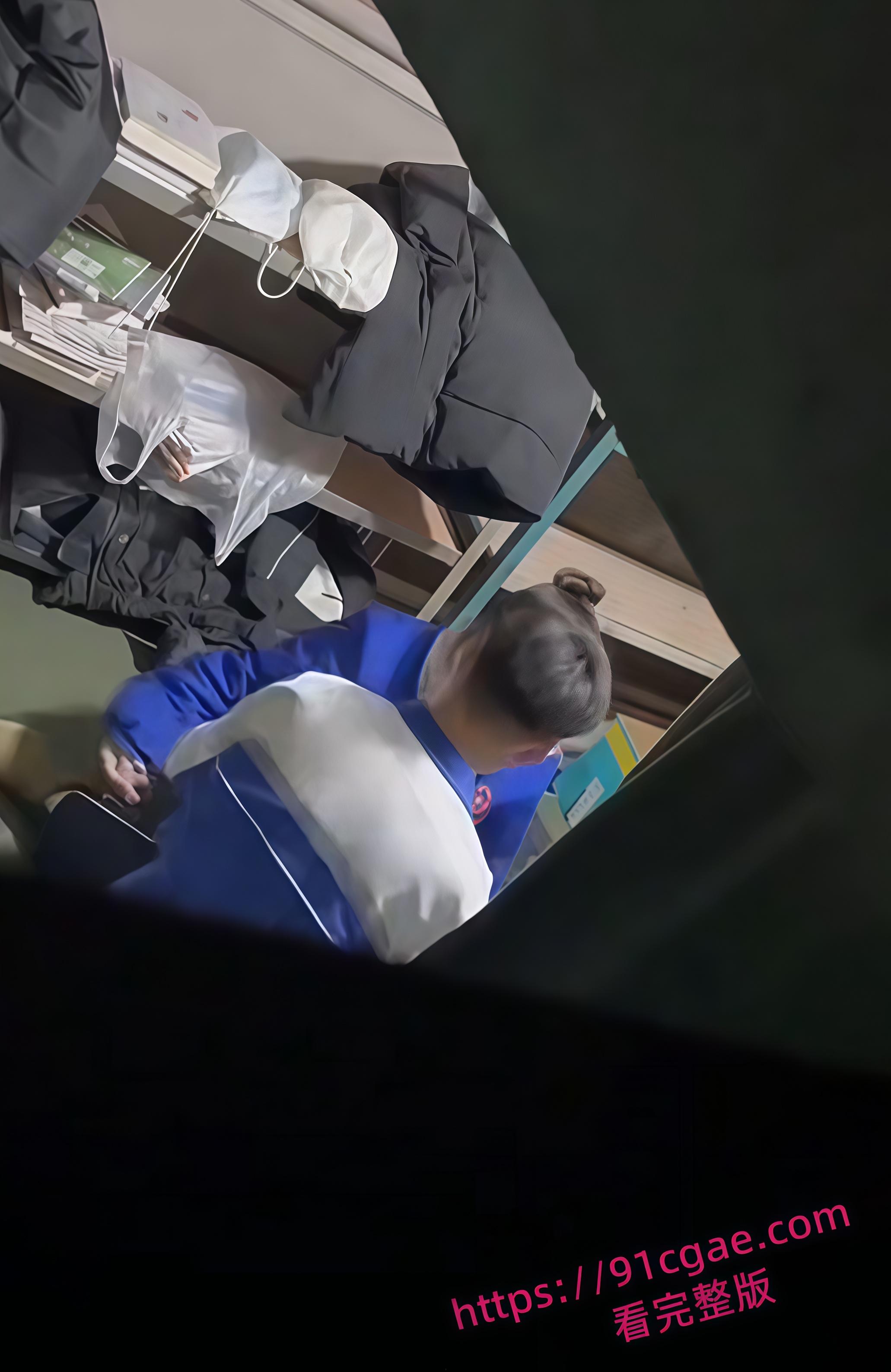 早熟大学生储藏室偷情翻车 教室后门少女翘臀撅起口交吞精 吐到塑料袋中打包带走 骚劲十足!-3