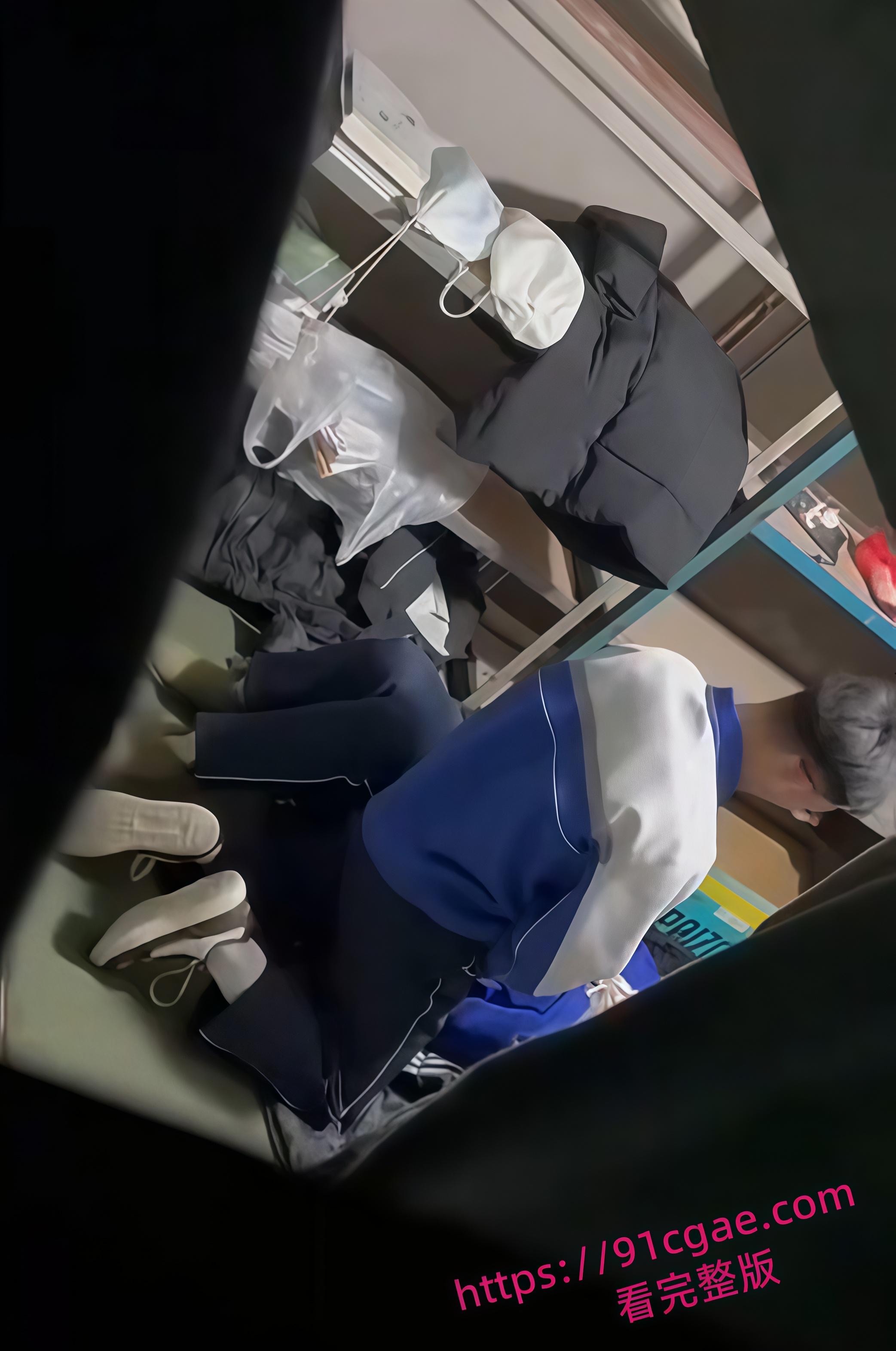 早熟大学生储藏室偷情翻车 教室后门少女翘臀撅起口交吞精 吐到塑料袋中打包带走 骚劲十足!-4