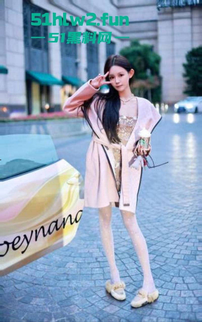 玩大了！抖音女网红【周艺zoyenana】为博眼球开法拉利横冲直撞玩炫富，被警察连人带车一起押走。-5