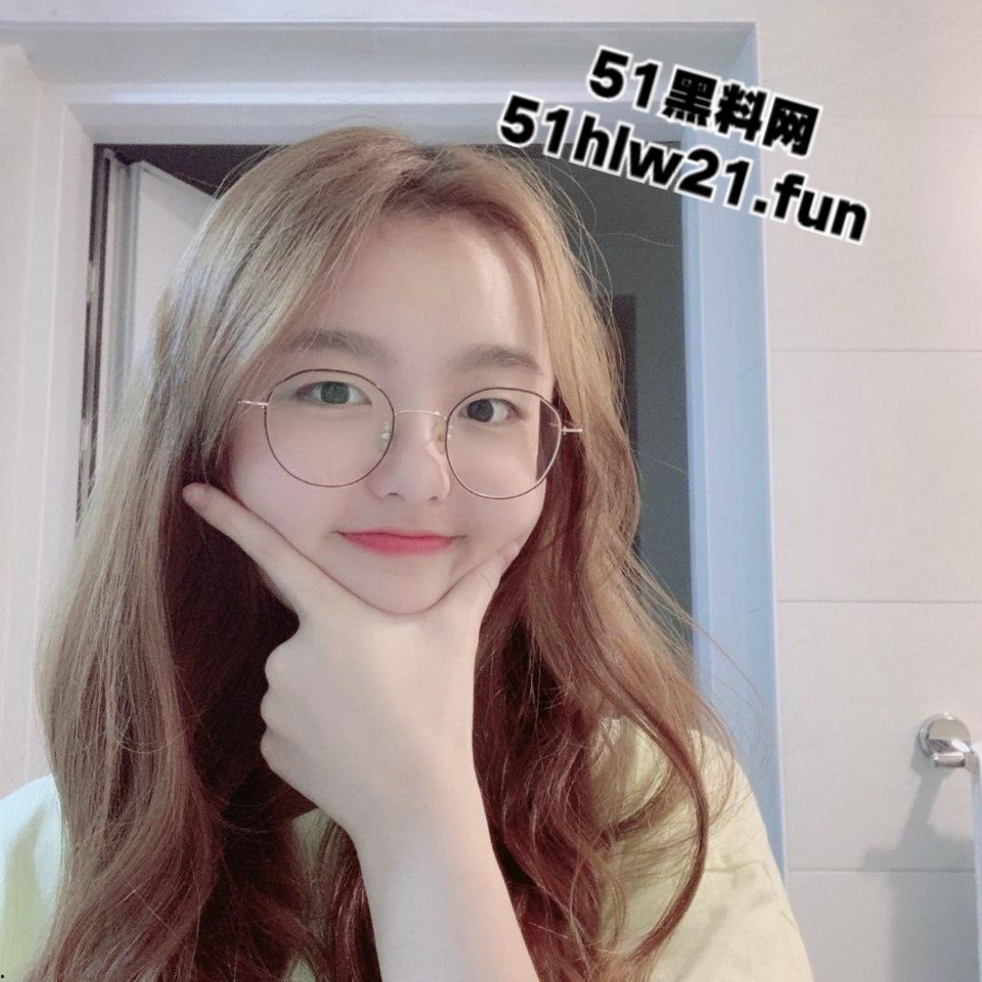 青春无敌可爱尤物，极品反差眼镜萝莉身材极品美乳粉嫩，果然带眼镜的最骚私下极度反差。-5