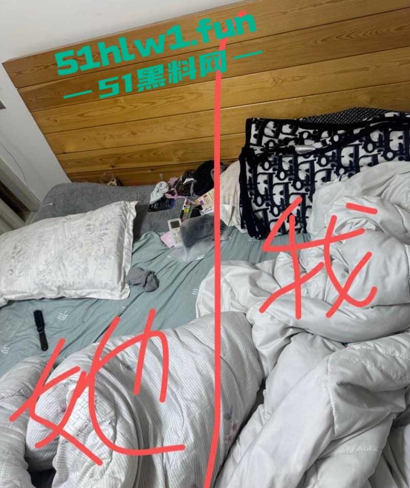 常州精神小妹【费雨心】爆炸性丑闻，一个月换6个男人，射精一床让闺蜜睡，内裤随手扔枕头简直离谱！-4