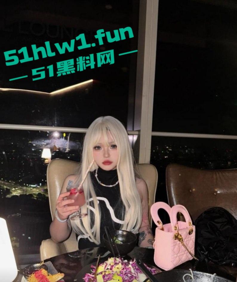 常州精神小妹【费雨心】爆炸性丑闻，一个月换6个男人，射精一床让闺蜜睡，内裤随手扔枕头简直离谱！-14