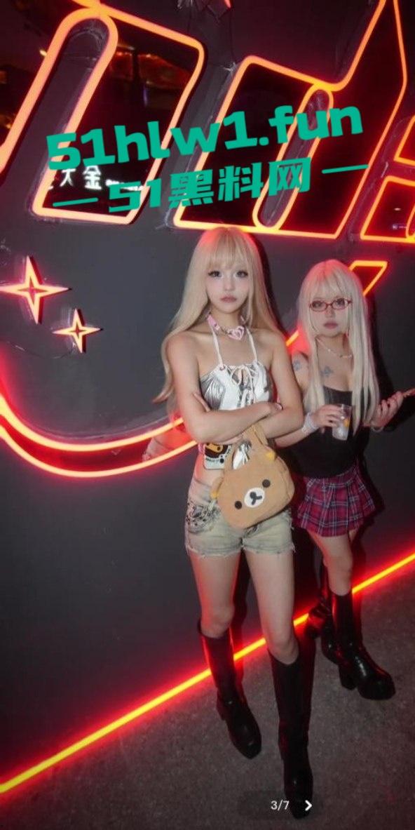 常州精神小妹【费雨心】爆炸性丑闻，一个月换6个男人，射精一床让闺蜜睡，内裤随手扔枕头简直离谱！-22