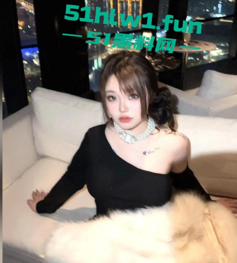 常州精神小妹【费雨心】爆炸性丑闻，一个月换6个男人，射精一床让闺蜜睡，内裤随手扔枕头简直离谱！-23