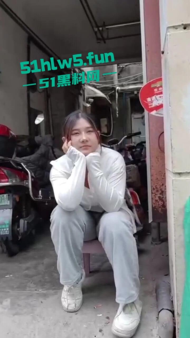 东莞又开始玩活了，偷拍小巷站街女骚妇少女应有尽有，消息称150起步就能操已帮瓜友们踩好点。-4