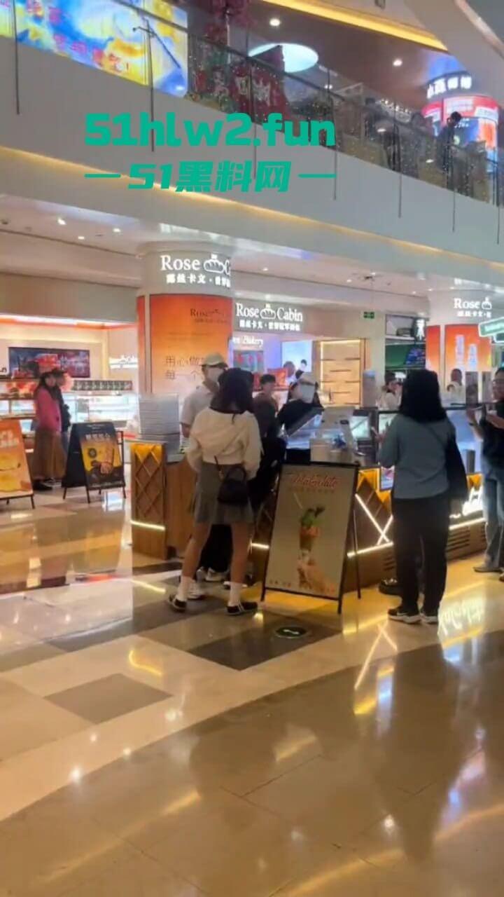 哪个抄底大神断更了？深圳皇庭广场小伙偷拍妹子裙底被其男友当场抓获，真是社死！-6