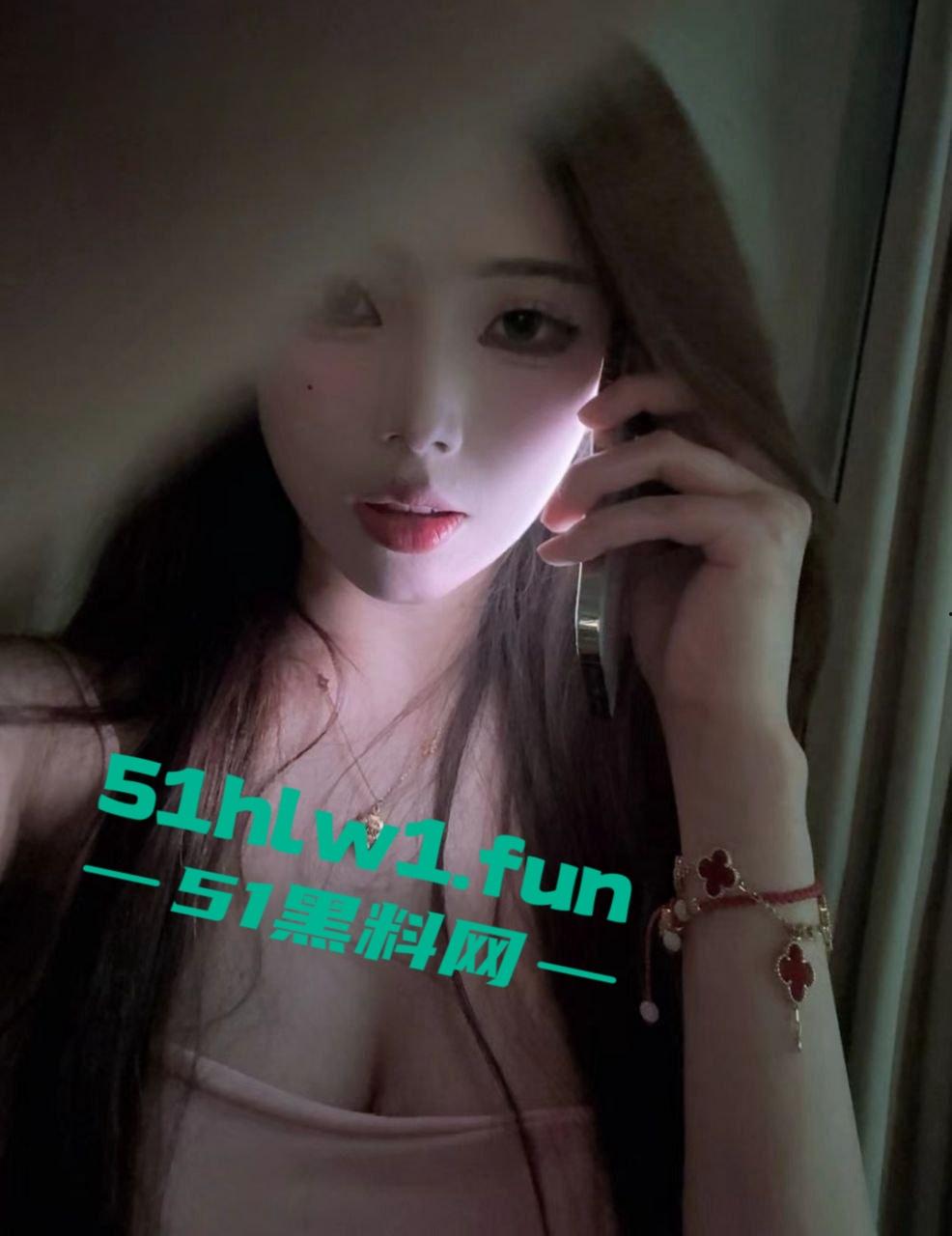 颜值反差女主播【VV星球】福利流出，天使脸蛋九头身巨乳，黑色蕾丝薄纱下的骚气让人瞬间浴血沸腾！-5