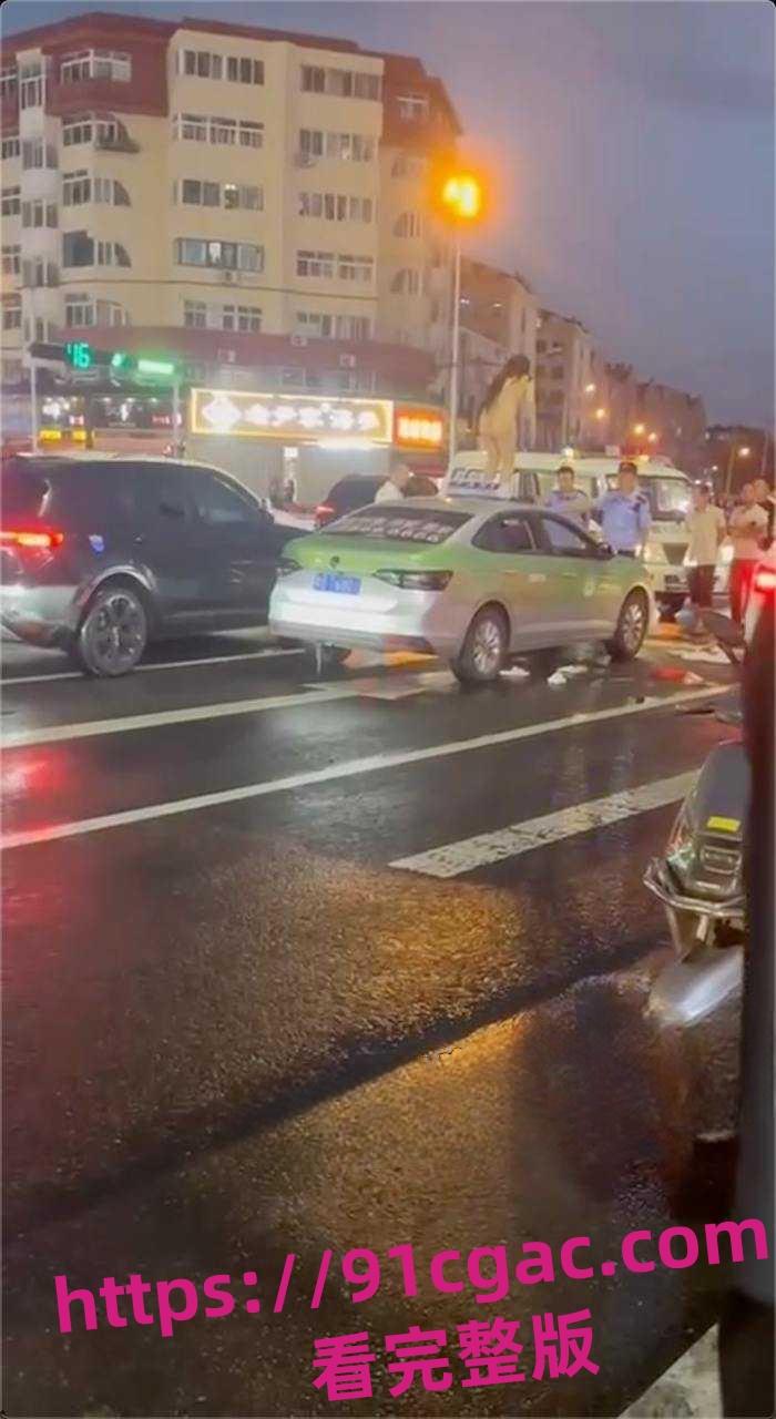 青岛一女子与出租车司机发生争执后脱光衣服爬到车上跳舞！-2