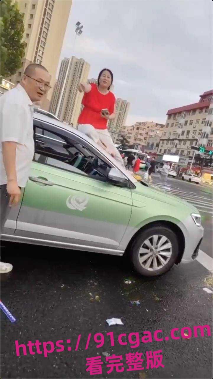 青岛一女子与出租车司机发生争执后脱光衣服爬到车上跳舞！-4