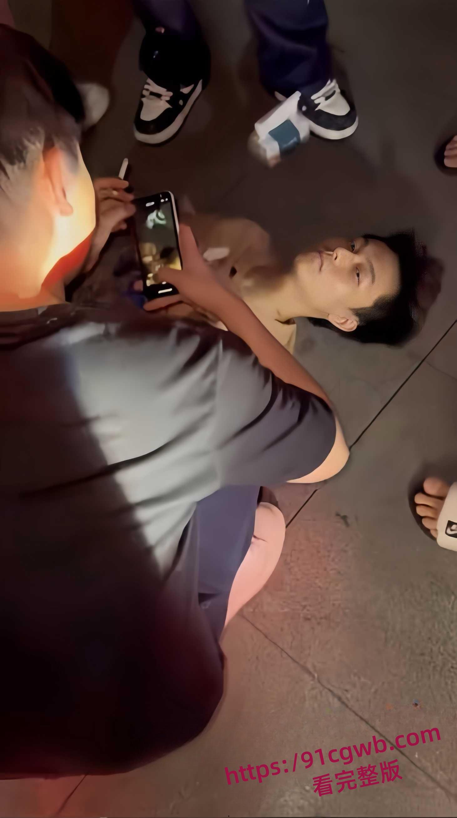 精神小伙家暴反被刀妹女友捅穿 血溅三尺聊天记录曝光 从PUA辱骂到彻底反杀 女孩一刀致命！-1