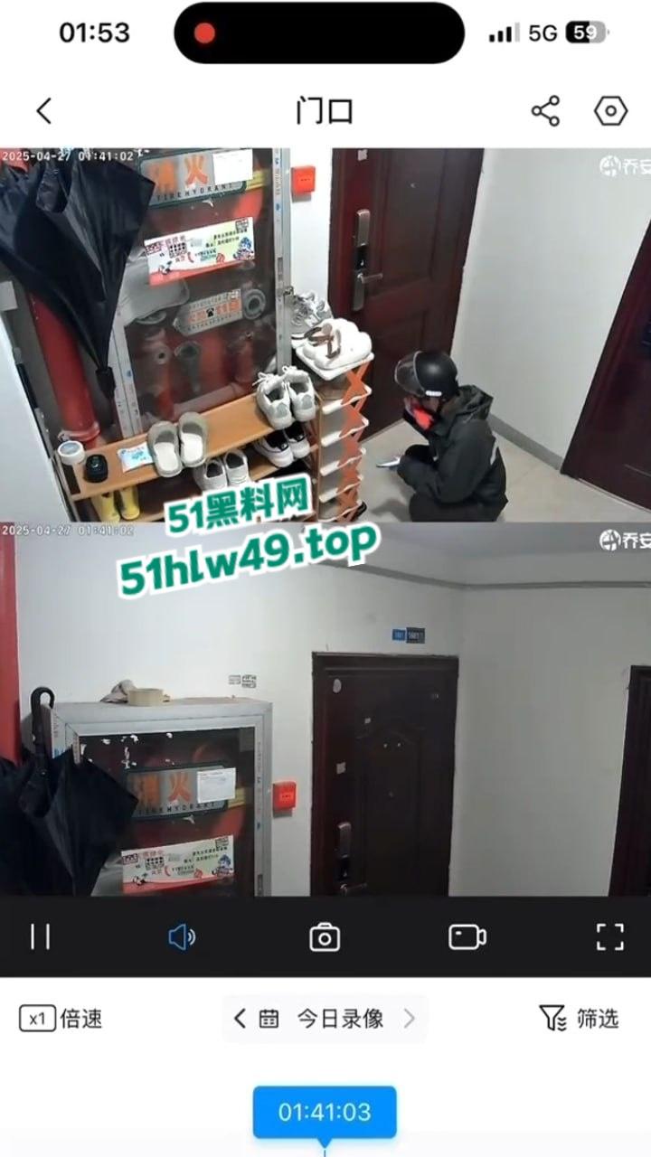 南通恋物变态男，在门口狂舔女鞋都快被大哥舔湿，变态真多可是喜欢臭脚鞋子的变态可是奇观。-2
