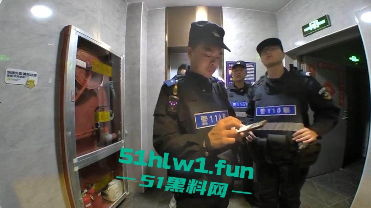 黑社会催债跑错楼层，错把无辜居民当成欠钱老赖狂踹家门，猫眼实拍监控曝光跟恐怖片似的！-3