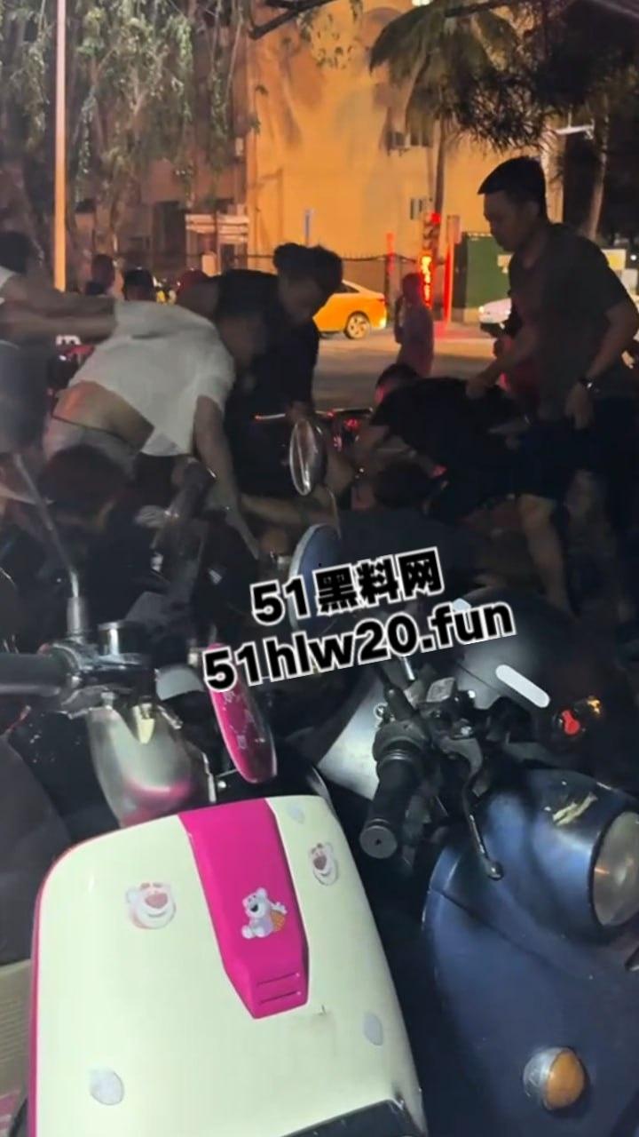 海南三亚实拍斗殴现场，三亚苏荷酒吧门口几个男子遭疯狂殴打，疑似街边要女子电话被男伴带人殴打。-1