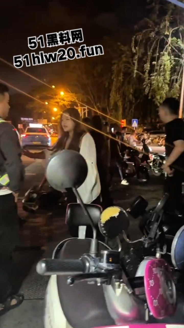 海南三亚实拍斗殴现场，三亚苏荷酒吧门口几个男子遭疯狂殴打，疑似街边要女子电话被男伴带人殴打。-2