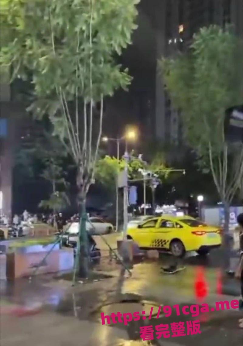 重庆疯狂出租车开车撞人，幸亏小伙身手敏捷无人受伤！-1