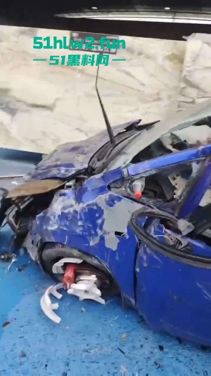 广东一轿车失控撞上路牙当场稀巴烂，司机被撞到懵逼当场灵魂出窍，现场监控视频流出。-7