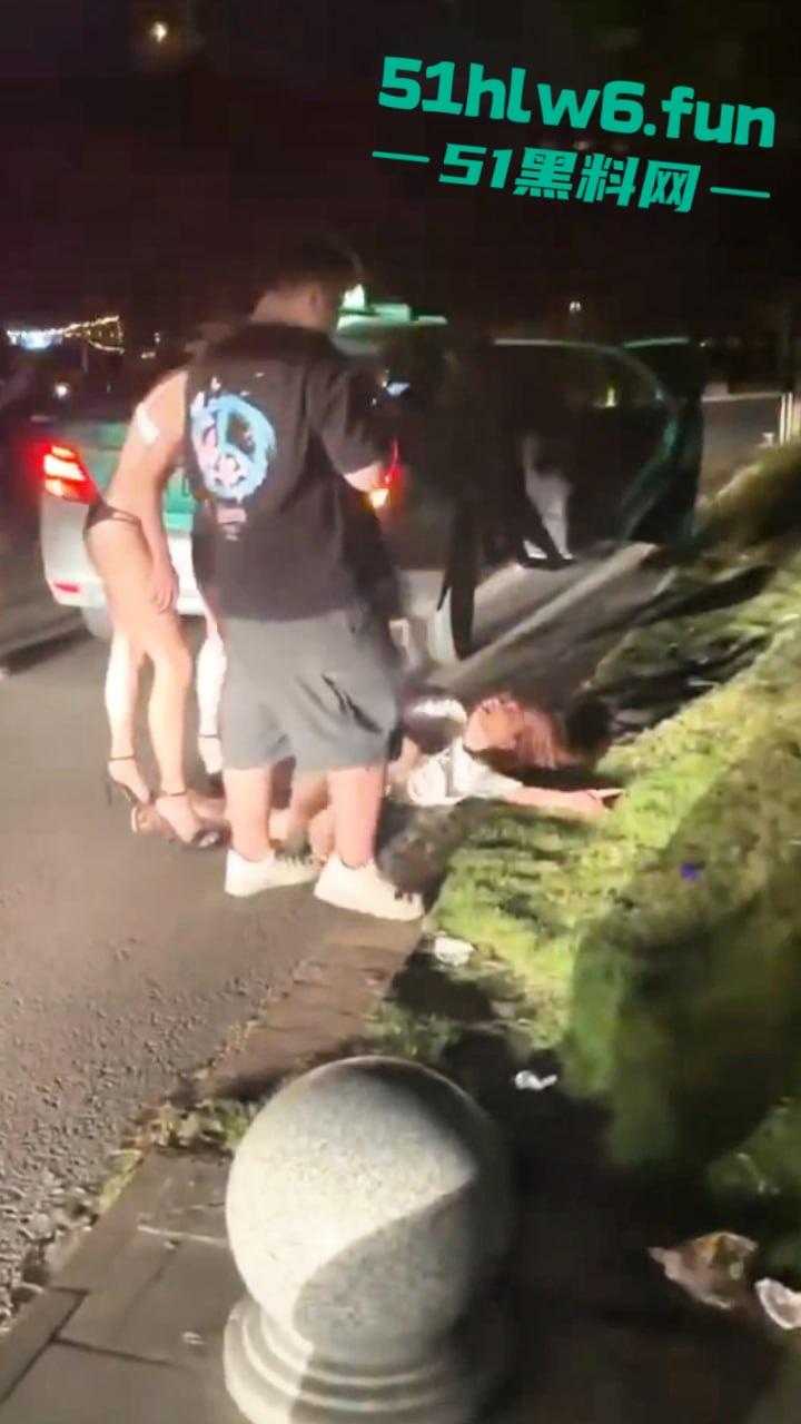 广州夜店女斗殴现场，俩长腿妹爆揍少妇只穿胸罩内裤看着可真养眼啊，这样的战斗可太爱看了。-3