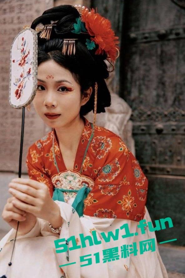 西安眉钉的大学生和摄影师拍私房照，被PUA带她出去野战喜欢追求刺激的小骚货！-2