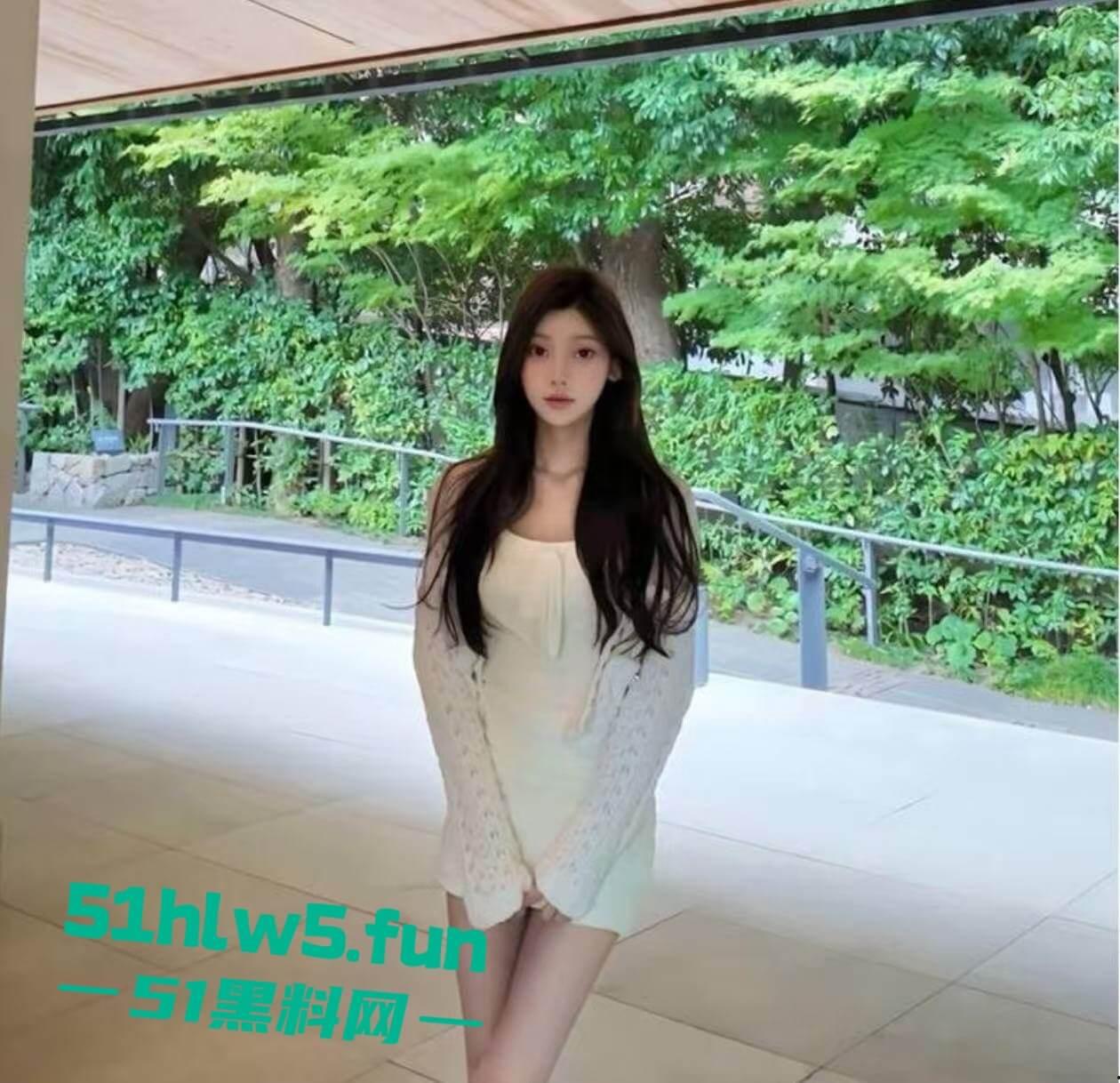 抖音高颜值网红【寺圭森寺森】直播时被操逼吗？ 面无表情继续直播，引发网友们的高度关注。-2