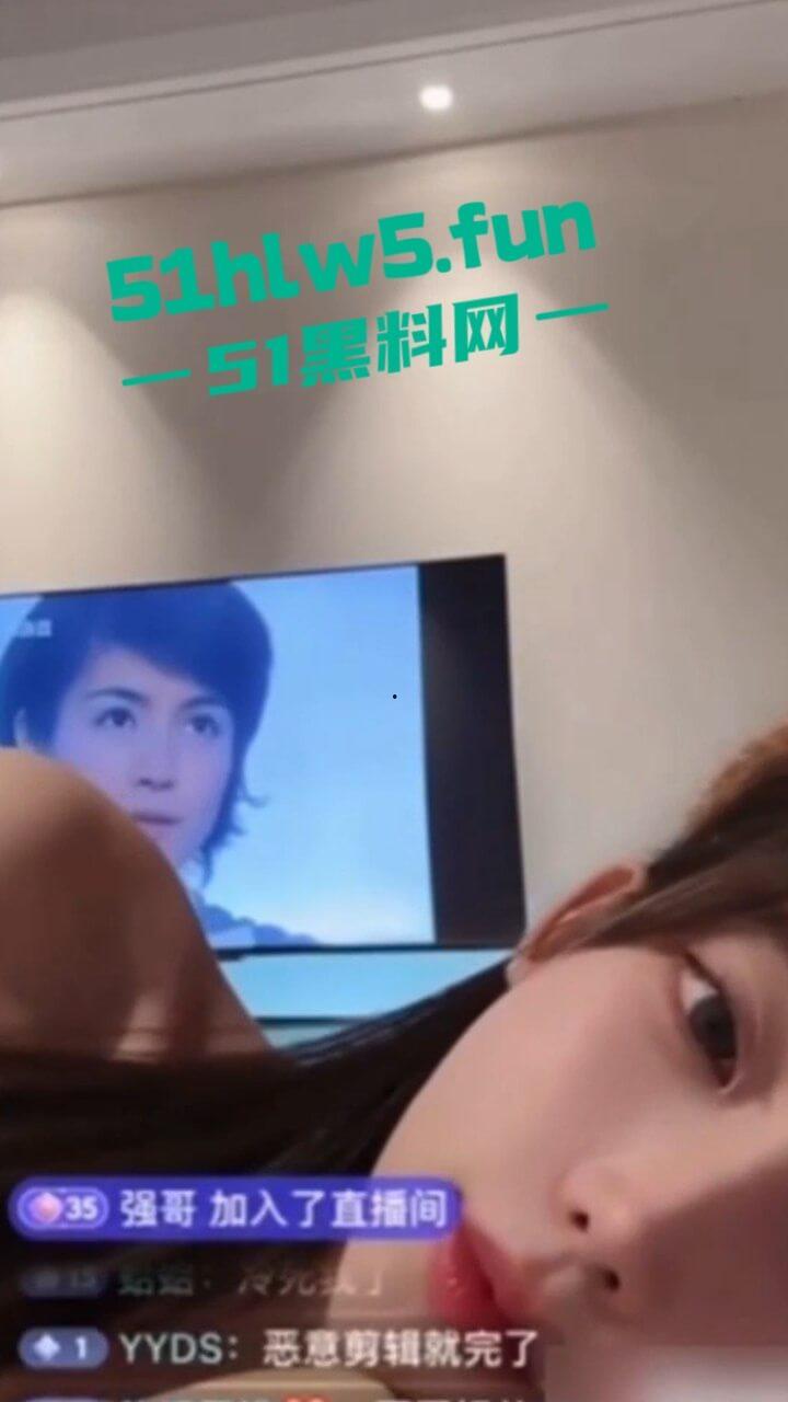 抖音高颜值网红【寺圭森寺森】直播时被操逼吗？ 面无表情继续直播，引发网友们的高度关注。-6